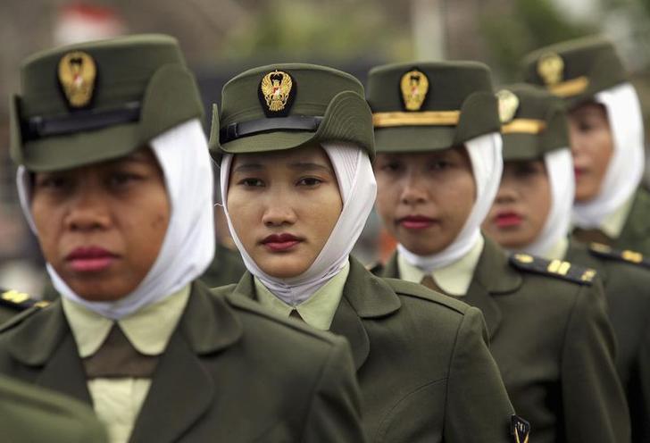 Military personnel take part in a ceremony in Banda Aceh August 17, 2007. REUTERS/Tarmizy Harva 