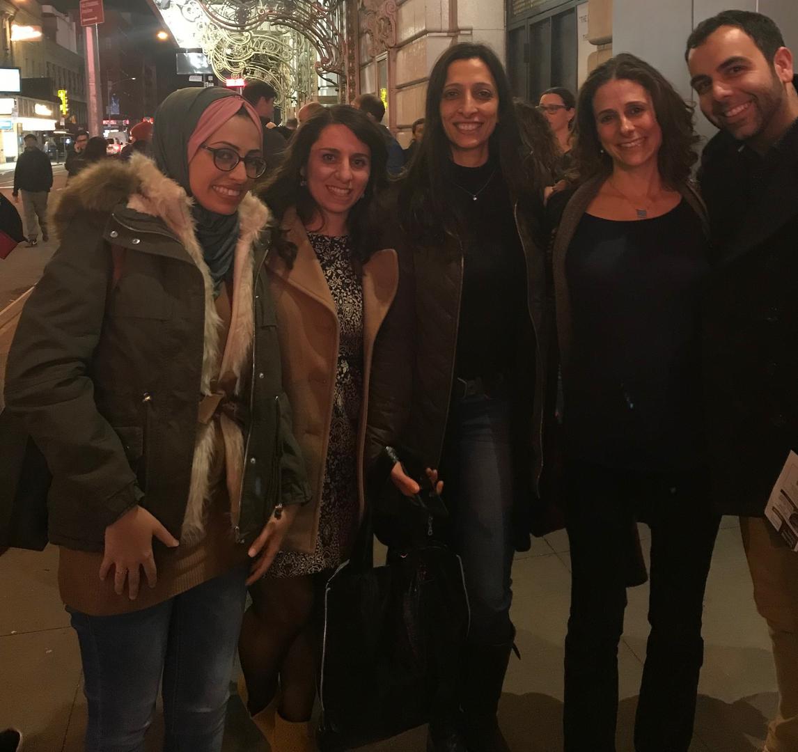 צוות ישראל-פלסטין של ארגון Human Rights Watch ביחד לראשונה, בניו יורק. משמאל לימין: עביר אל-מסרי, ענאן אבו שנב, חולוד בדווי, שרי בשי ועומר שאקר. © 2018 Human Rights Watch