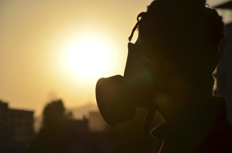 An activist wears a gas mask in the eastern suburbs of Damascus, where Syrian government forces have allegedly used chemical weapons, August 22, 2013. © 2013 REUTERS/Bassam Khabieh