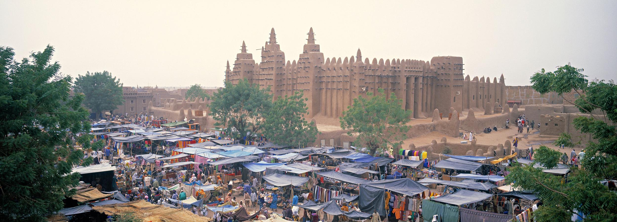 Villagers attend a busy market day in Djenné, central Mali. Access to markets by traders of different ethnic groups has been undermined by attacks carried out by armed Islamists and self-defense groups. 