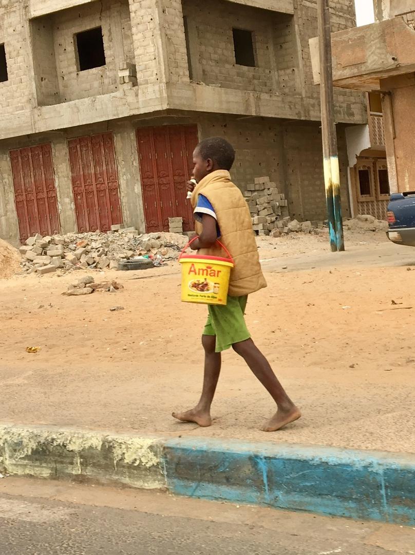 201806africa_senegal_talibewalkingDakar