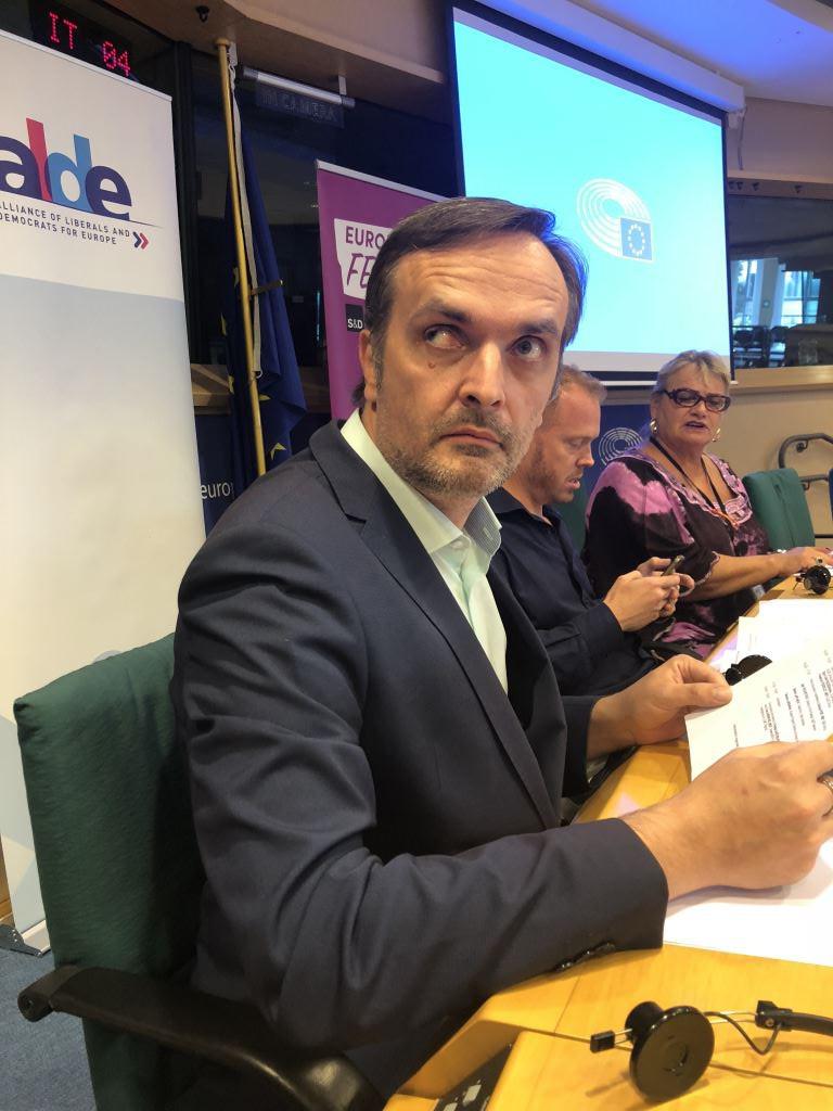 Игорь Кочетков рассказывает в Европарламенте о преследованиях ЛГБТ в Чечне.