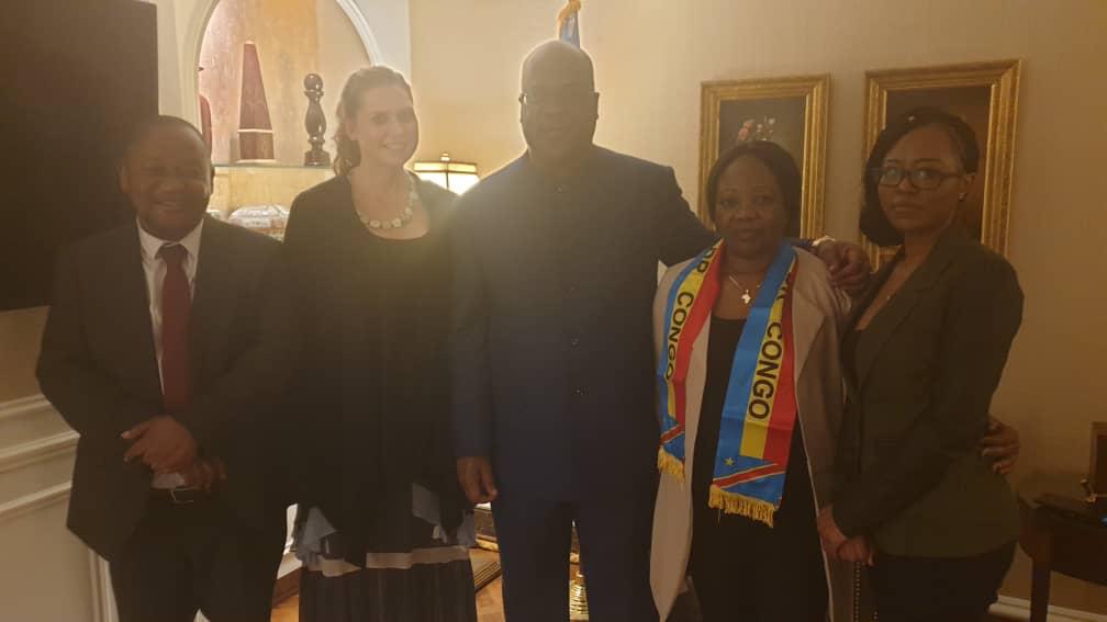 De gauche à droite : Paul Nsapu (Fédération internationale des ligues des droits de l’homme), Ida Sawyer (Human Rights Watch), le président Félix Tshisekedi, et la veuve et la fille du défenseur des droits humains Floribert Chebeya, Annie et Merdie, à Was