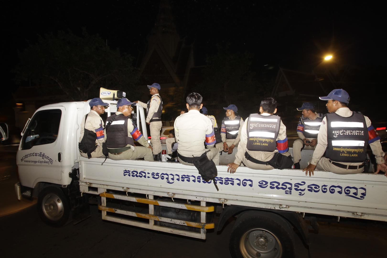 Security personnel guard the Supreme Court after its hearing to dissolve the opposition Cambodia National Rescue Party in Phnom Penh, Cambodia, November 16, 2017.