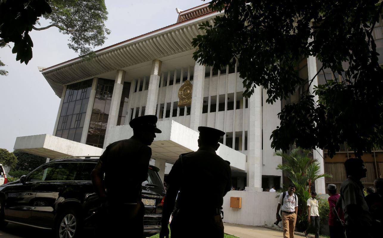 Sri Lankan police officers stand guard outside the supreme court complex in Colombo, Sri Lanka.  © 2018 Eranga Jayawardena/AP Photo