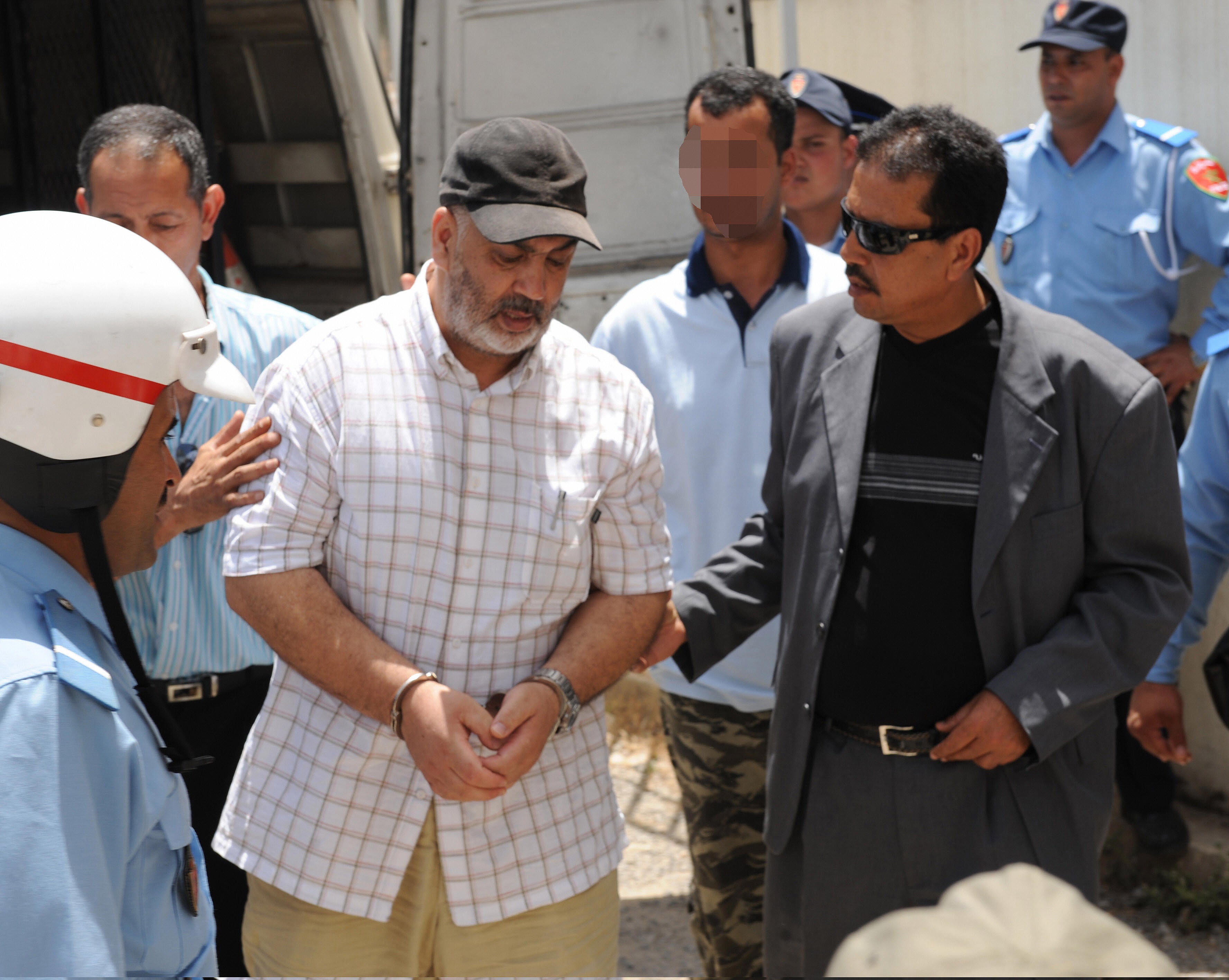 Abdelqader Belliraj, arrivant à un tribunal à Salé, au Maroc, en 2008. 