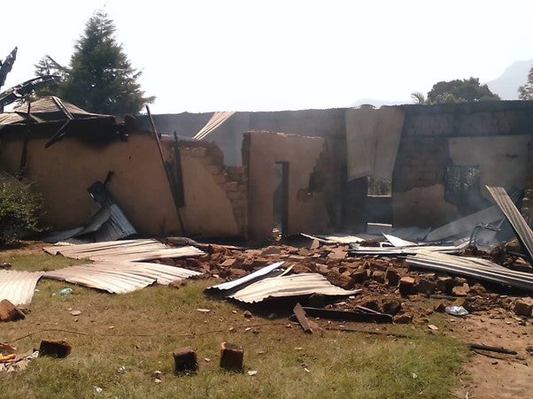 Les décombres d’une maison brûlée dans le village de Bali, dans la région du nord-ouest, où les forces de sécurité ont mené des opérations de sécurité entre le 17 et le 20 janvier 2020.