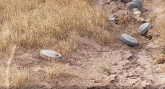  ألغام أرضية وذخائر غير منفجرة على المسارات المحيطة بالهوتة، يوليو/تموز 2017. © هيومن رايتس ووتش