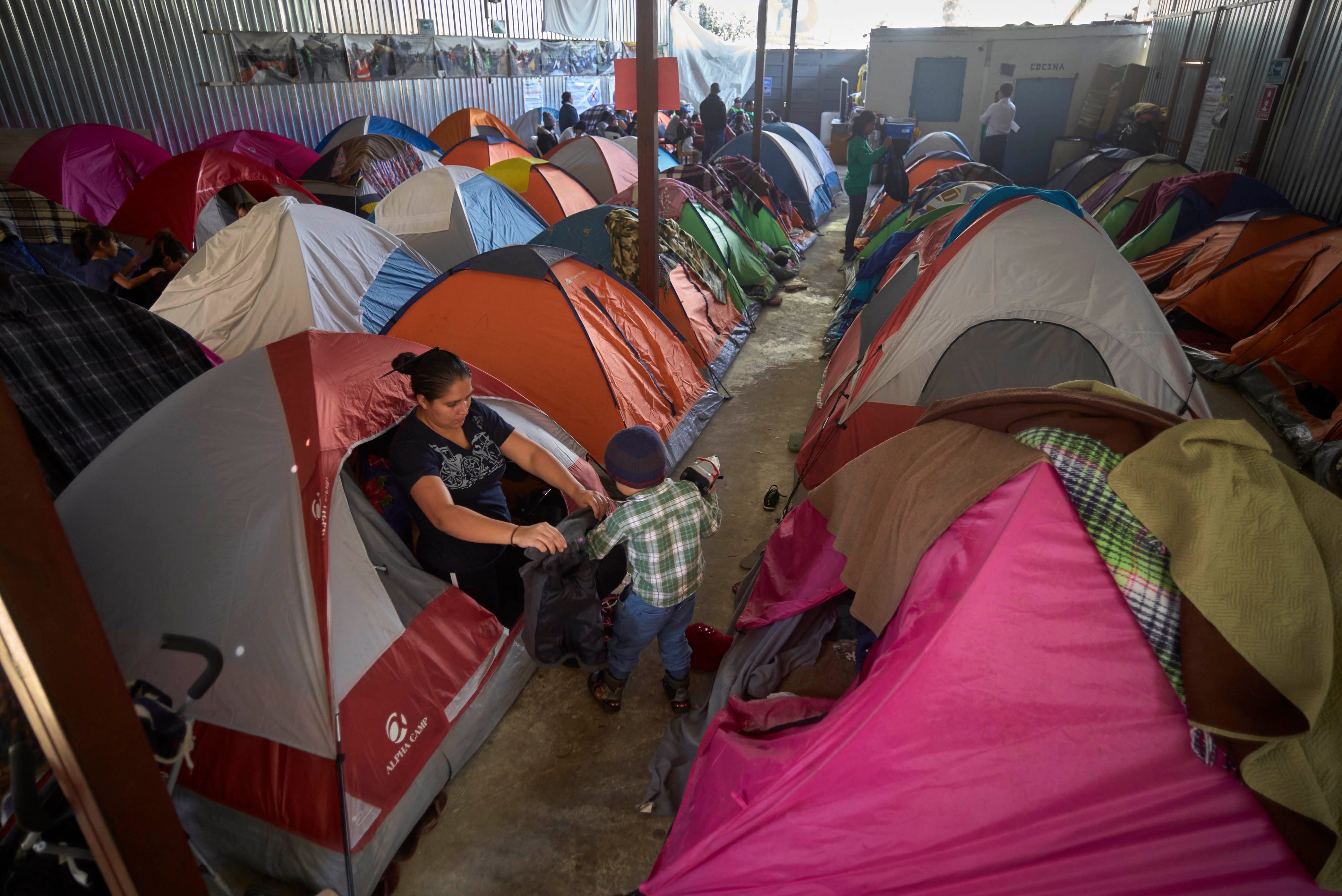 202004us_border_tents