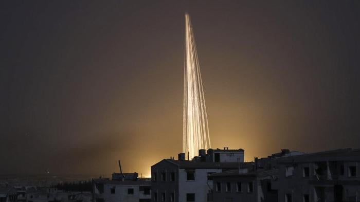 Un arma incendiaria cae sobre el poblado de Kafr Hamrah en Alepo, Siria, el 22 de junio de 2016.