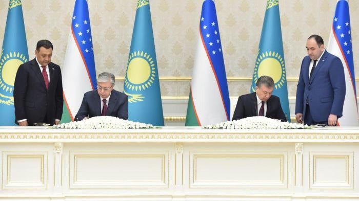 President Kassymjomar Tokayev of Kazakhstan and Uzbekistani President Shavkat Mirziyev sign a bilateral agreement in Tashkent on April 15, 2019. 