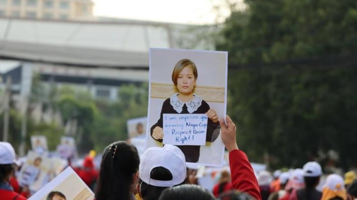 សមាជិកសហជីពតវ៉ាដោយមានកាន់រូប  កញ្ញា ឈឹម ស៊ីថរ ប្រធានសហជីពទ្រទ្រង់សិទ្ធិការងារបុគ្គ លិកកម្មករខ្មែរ នៃក្រុមហ៊ុនកាស៊ីណូ ណាហ្កាវើលដ៍ ទាមទារអាជ្ញាធរដោះលែងកញ្ញា ឈឹម ស៊ីថរ និងសមាជិកសហជិពជាច្រើននាក់ផ្សេងទៀត អំឡុងនៃការប្រមូលផ្តុំតវ៉ាមួយនៅរាជធានីភ្នំពេញ កាលពីថ្ងៃទី១១ ខែមរា ឆ្នាំ ២០២២