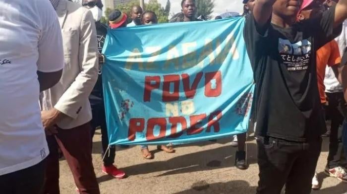 mozambique rapper funeral teargas outside