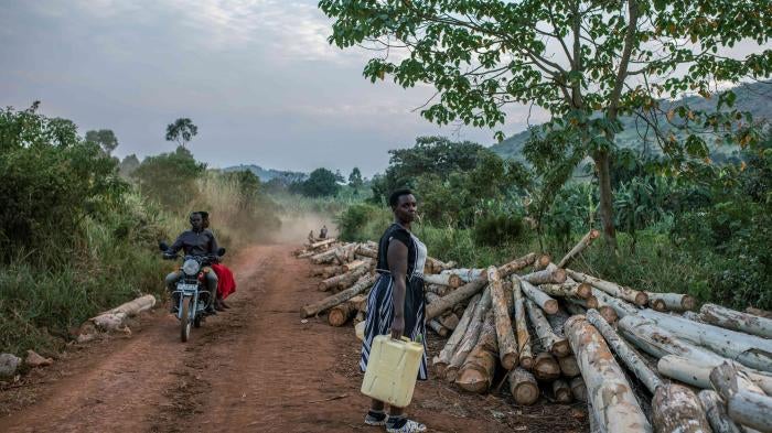 Une femme ougandaise, mère de cinq enfants, photographiée sur une route près de Kijumba, en Ouganda, le 14 janvier 2023. Elle a vendu son terrain à TotalEnergies dans le cadre de son projet d’Oléoduc de pétrole brut d'Afrique de l'Est (EACOP) ; mais elle a déclaré au New York Times qu’elle a dû attendre des années avant d’être payée, et que ce montant  n’a pas suffi pour acheter un terrain de remplacement.