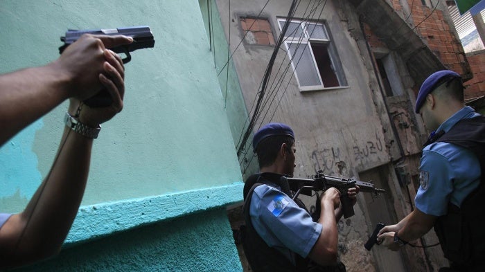 Policiais patrulham a favela da Rocinha, no Rio de Janeiro, em 14 de setembro de 2012. © 2012 Reuters