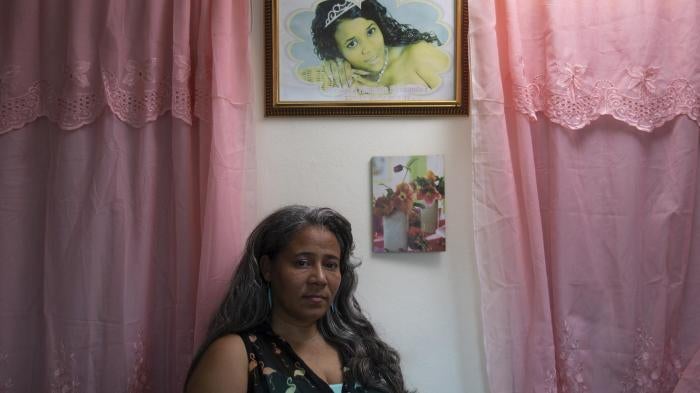 Rosa Hernández, une femme dominicaine photographiée devant une photo de sa fille, Rosaura Almonte Hernández, décédée en 2012 à l'âge de 16 ans. Rosaura, surnommée «Esperancita» (« petit espoir »), était enceinte et atteinte de leucémie.