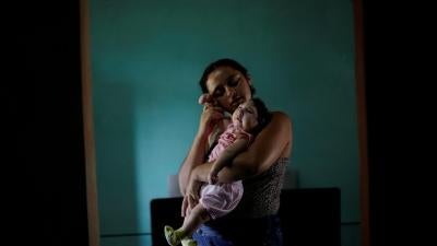 Raquel, 25, com sua filha Heloisa, no município de Areia, no estado da Paraíba, no Brasil. Raquel deu à luz filhas gêmeas com síndrome de Zika em abril de 2016. 