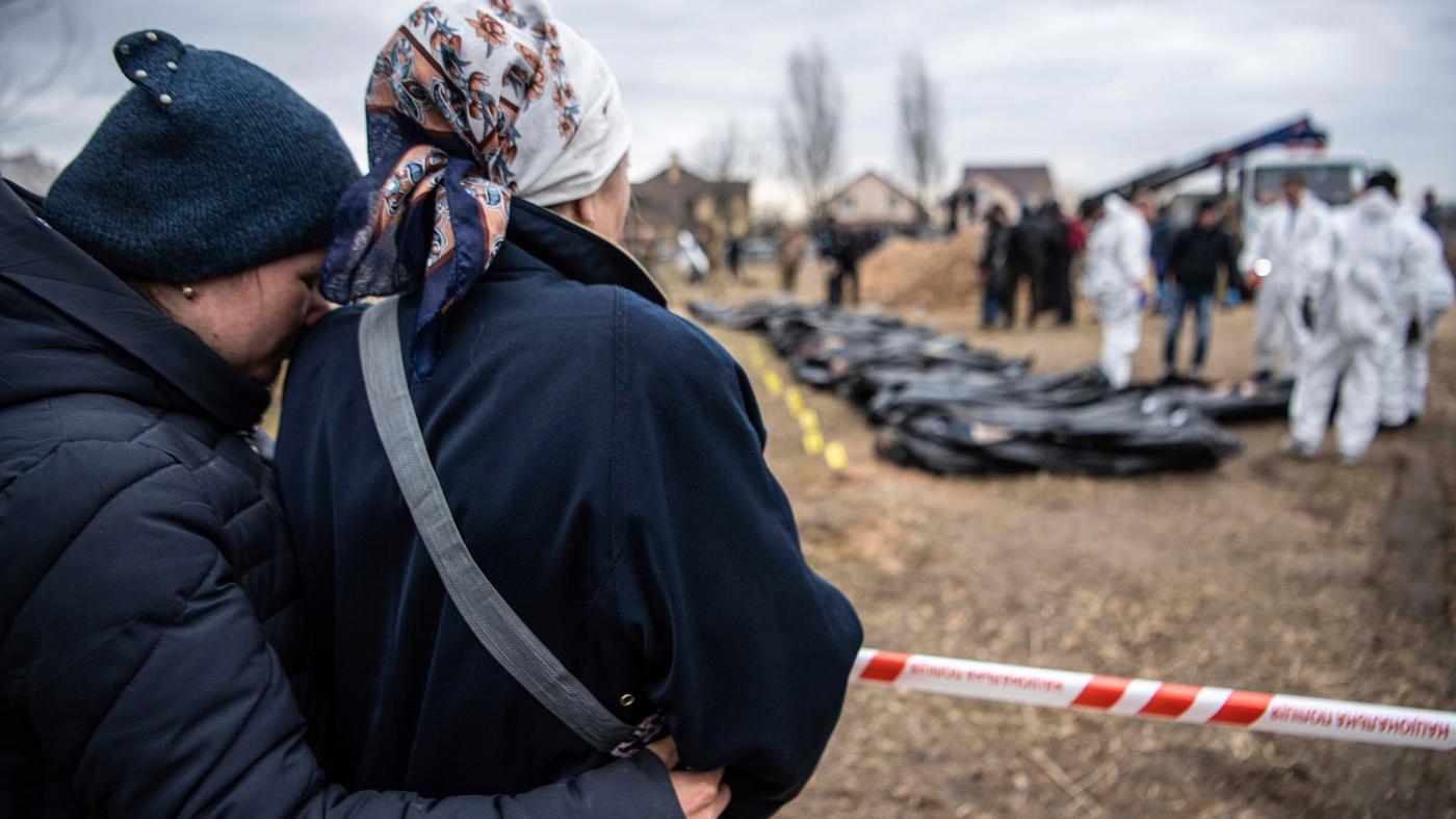  5

آثار الموت في بوتشا بعد احتلالها من قبل القوات الروسية في مارس/آذار. أصبحت بوتشا مسرح جريمة حقيقي، مع أدلة كثيرة على عشرات الإعدامات الميدانية، وعمليات قتل غير قانونية أخرى، وحالات إخفاء قسري، وتعذيب، وكلها تشكل جرائم حرب وجرائم ضد الإنسانية محتملة.

اقرأوا المزيد 

شاهدوا الفيديو

&nbsp;
 نساء يشاهدن السلطات الأوكرانية تستخرج جثثا من مقبرة جماعية كجزء من التحقيقات في جرائم الحرب في بوتشا. © لوريل تشور /صور سوبا/سيبا الولايات المتحدة عبر أسوشيتد برس.