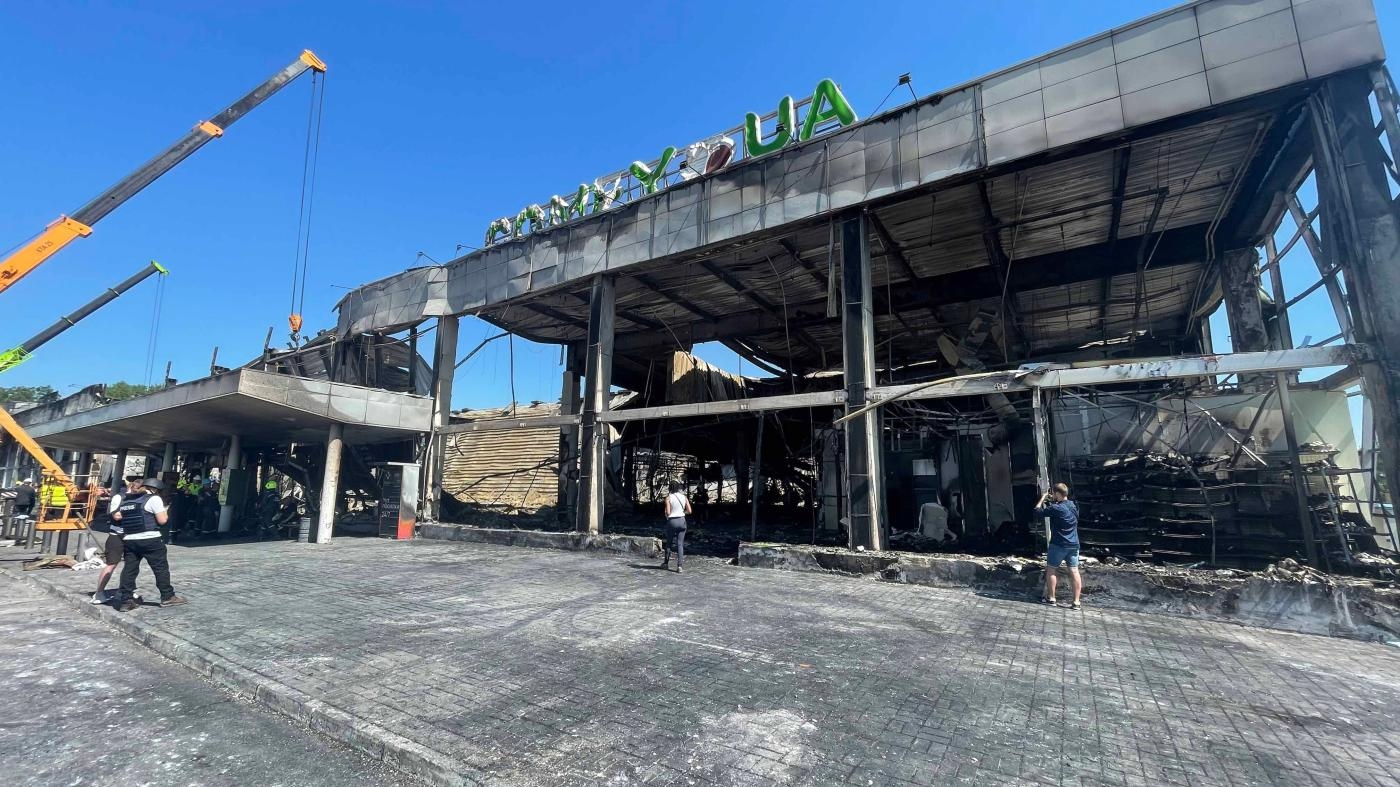  7

هجوم على مركز التسوق في كريمنتشوك، في 27 يونيو/حزيران. أصاب صاروخ روسي مركز التسوق الذي كان مفتوحا ومكتظا بالمتسوقين، ما أسفر عن مقتل 18 مدنيا على الأقل وإصابة عشرات.

اقرأوا المزيد

شاهدوا الفيديو

&nbsp;
 عمليات الإنقاذ في مركز تسوق في كريمنتشوك بأوكرانيا أصيب بصاروخ روسي في 27 يونيو/حزيران. الصورة ملتقطة في 28 يونيو/حزيران 2022. © 2022 جورجي غوجا/هيومن رايتس ووتش 