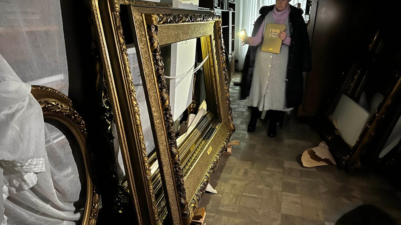  12

نهب وسلب جماعي للممتلكات الثقافية في خيرسون. نهبت القوات الروسية والمدنيون الذين يعملون بأوامرها آلاف الأعمال الفنية والتحف أثناء احتلال خيرسون. سرقوا اللوحات، والذهب، والفضة، والتحف اليونانية القديمة، والأيقونات الدينية، والوثائق التاريخية. يشكل النهب في خيرسون وفي مناطق محتلة أخرى جريمة حرب.

اقرأوا المزيد

&nbsp;
  إطارات لوحات تُركت بعد أن أزال متخصصون روس في الفن آلاف اللوحات أثناء نهبهم متحف خيرسون الإقليمي للفنون في أواخر أكتوبر/تشرين الأول وأوائل نوفمبر/تشرين الثاني، بينما كانت القوات الروسية تحتل خيرسون. © 2022 بلقيس والي/هيومن رايتس ووتش