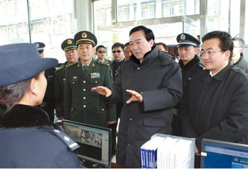 Chen Quanguo visits a "convenience police-post" in Lhasa, TAR, during Chinese New Year festivities in 2012.