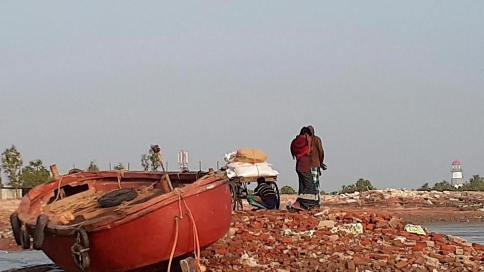 বাংলাদেশের বঙ্গোপসাগরের মাঝে ভাসান চর অথবা ভাসমান দ্বীপের তীরে অপেক্ষারত মানুষ, ডিসেম্বর ২০১৯ © ২০১৯ এপি ছবি / সালেহ নোমান