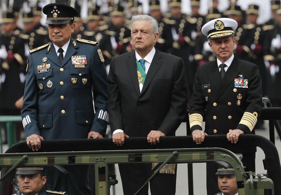 El presidente mexicano, Andrés Manuel López Obrador, al centro, junto con el Secretario de Defensa Luis Crescencio Sandoval, a la izquierda, y el Secretario de la Armanda, Vidal Francisco Soberón, en un vehículo militar descapotado durante el desfile militar del Día de la Independencia en el Zócalo, la plaza principal de la capital, Ciudad de México.