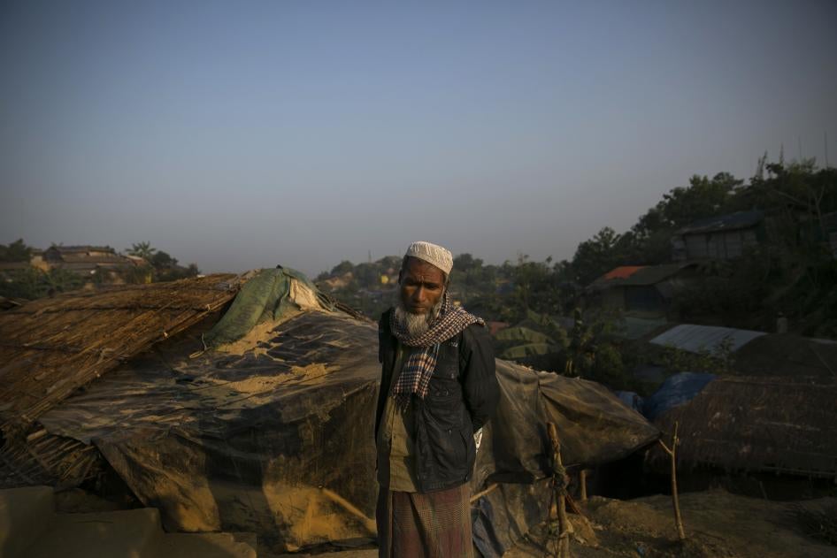 Un réfugié rohingya ayant fui le Myanmar, photographié devant sa tente dilapidée dans le camp de réfugiés de Cox's Bazar, au Bangladesh, le 23 janvier 2020.