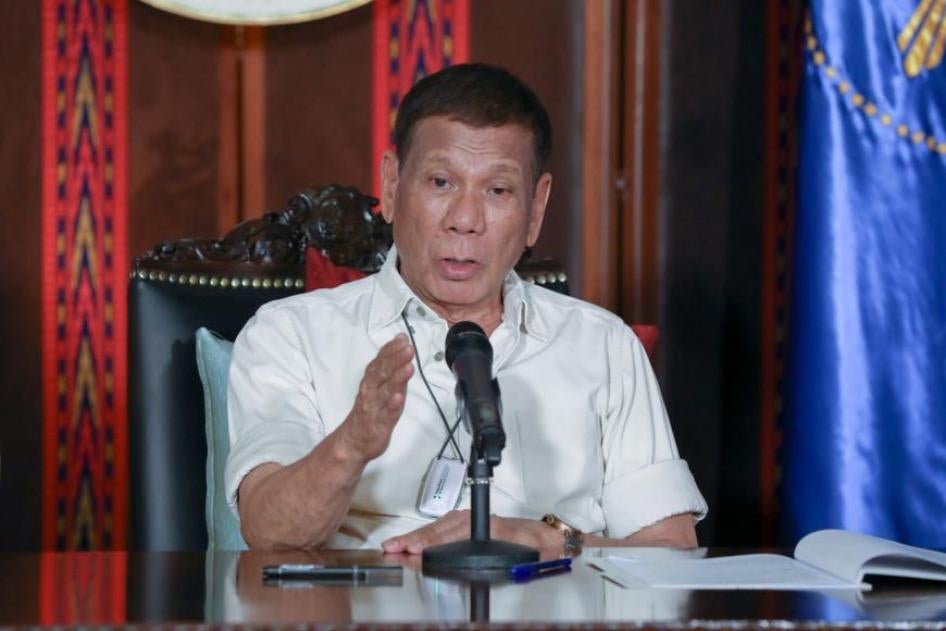 El presidente filipino Rodrigo Duterte habla durante un programa de televisión nocturno en vivo en Manila, Filipinas, el 3 de abril de 2020.