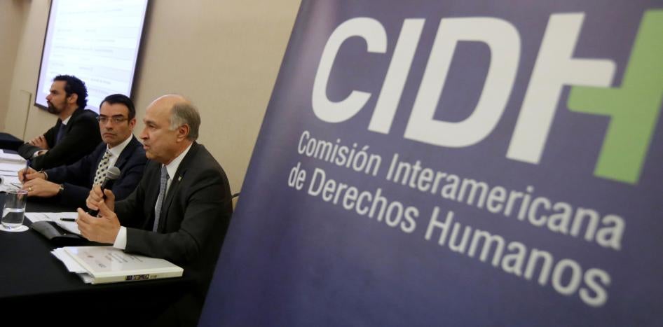 El ex director ejecutivo de la Comisión Interamericana de Derechos Humanos (CIDH) Paulo Abrao, el ex presidente James Cavallaro y el ex miembro Enrique Gil Botero asisten a una conferencia de prensa sobre los estudiantes desaparecidos de la Escuela Normal Rural de Ayotzinapa en Guerrero, en Ciudad de México, México, el 10 de noviembre de 2016.