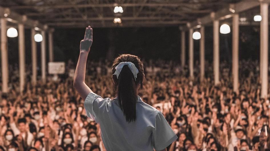 ภาพเด็กนักเรียนมัธยมชูสามนิ้วและปราศรัย ในการประท้วงที่มีเยาวชนเป็นแกนนำที่เชียงใหม่ ประเทศไทย 25สิงหาคม 2563  