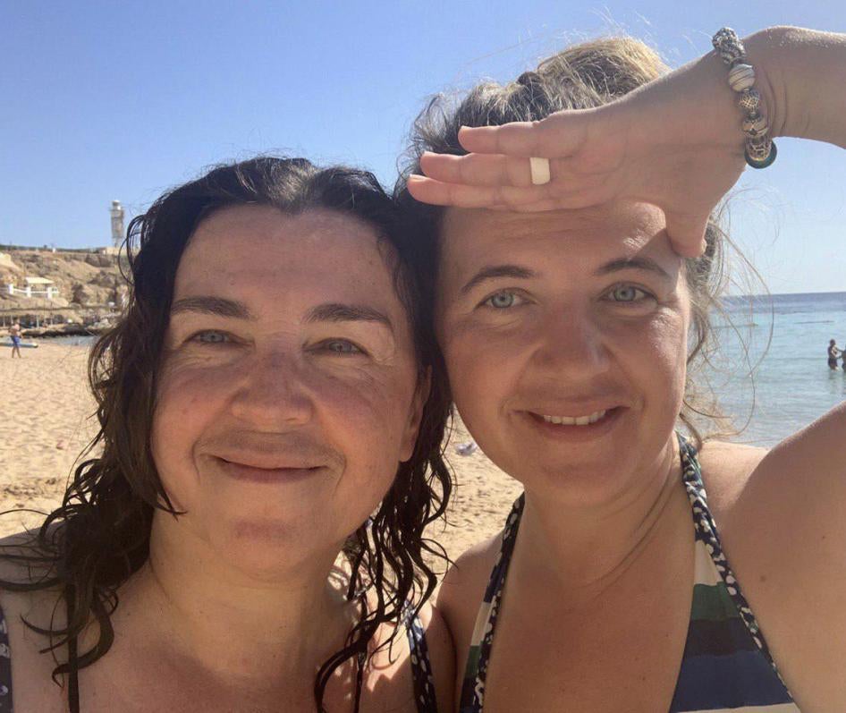 Aleksandra Slutskaya (right) and her mother, journalist Yuliya Slutskaya (left), on vacation before Yuliya’s arrest. 