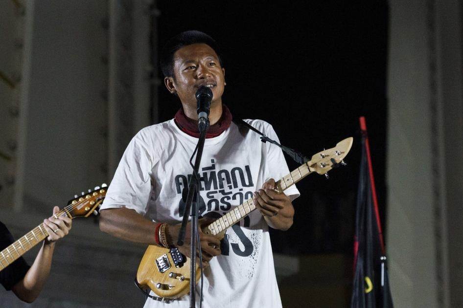 Jatupat "Pai" Boonpattararaksa plays his Isan Harp during the demonstration.