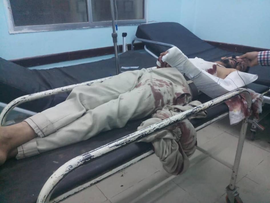 مدني جرح جراء صاروخ أطلقه الحوثيون على محطة وقود داخل سوق في شرق مدينة مأرب يوم 16 مارس/آذار 2021. 