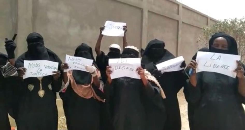 Capture d’écran d’une vidéo montrant des femmes manifestant le 27 mars 2021 à N'Djaména, la capitale du Tchad, et tenant des feuilles où sont inscrits ces messages, parmi d’autres&nbsp;: « Nous voulons la justice&nbsp;», « La liberté&nbsp;» et « Idi dégage&nbsp;».