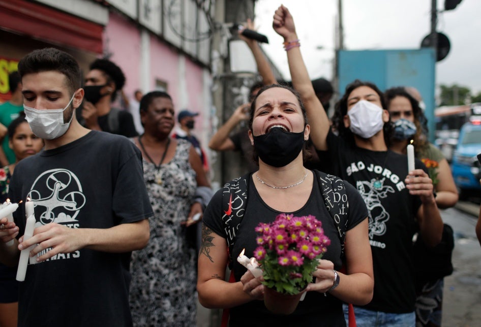 Ativistas e familiares das vítimas em protesto que exige justiça no dia seguinte a uma operação policial mortal na favela do Jacarezinho, no Rio de Janeiro, Brasil, em 7 de maio de 2021.