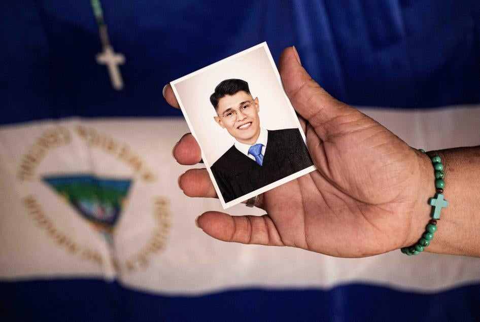 Lesbia Alfaro, mãe do líder estudantil Lesther Alemán, que foi para o exílio após participar de protestos contra o governo do presidente da Nicarágua Daniel Ortega em 2018, segura um retrato de seu filho durante uma entrevista à AFP em Manágua, em 14 de setembro de 2021.