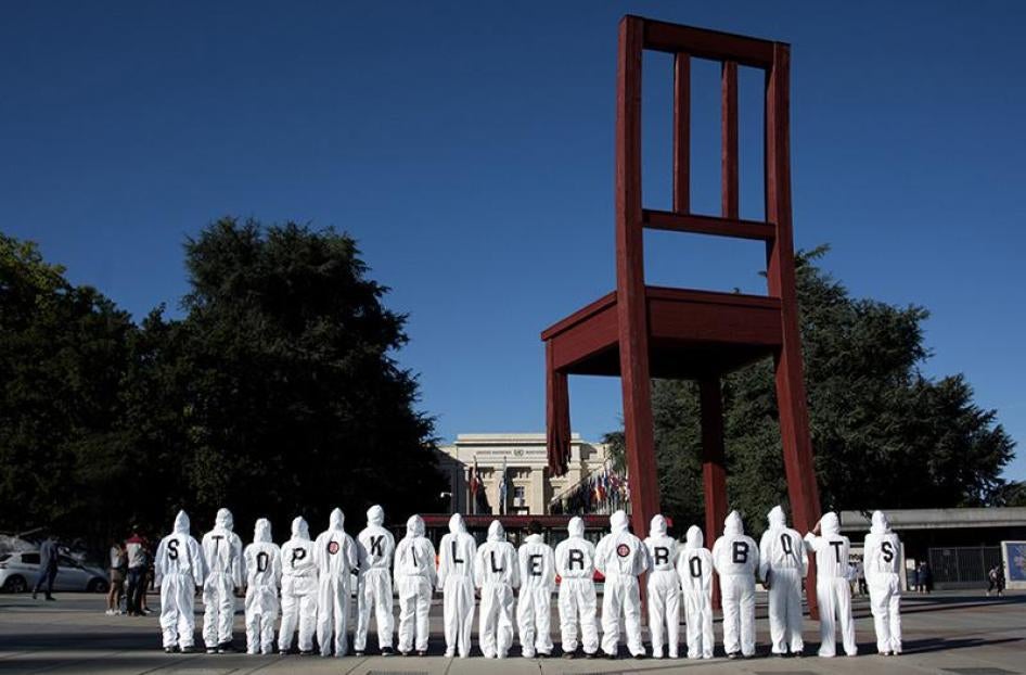 Devant le bureau des Nations Unies à Genève, des membres de la Campagne contre les robots tueurs exprimaient visuellement le message « Stop Killer Robots&nbsp;». Cette campagne appelle les gouvernements à ne pas autoriser le développement de systèmes d'armes capables de sélectionner et d’attaquer des cibles sans aucune intervention humaine.