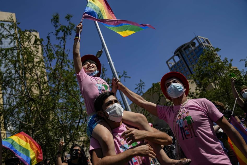 Una familia participa en el desfile anual del Orgullo en Santiago, Chile, el 13 de noviembre de 2021.