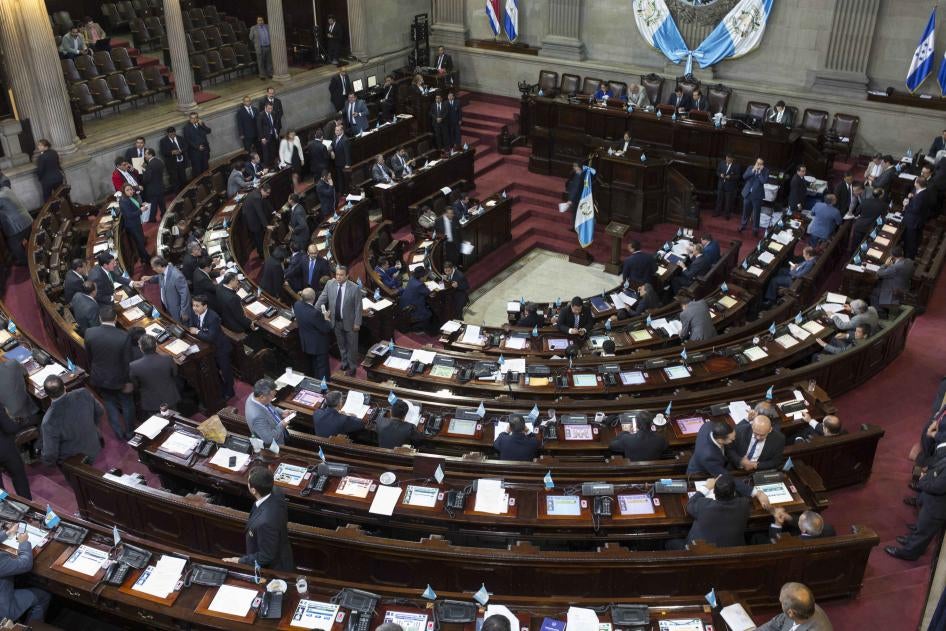 Legislators attend a session of Congress in Guatemala City, Monday, Sept. 11, 2017. © AP Photo/Moises Castillo