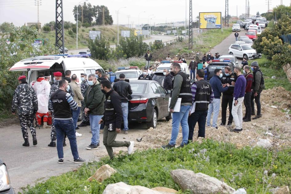 قوى الأمن تعاين المكان الذي وُجِد فيه لقمان سليم، الناشط السياسي والباحث، مقتولا