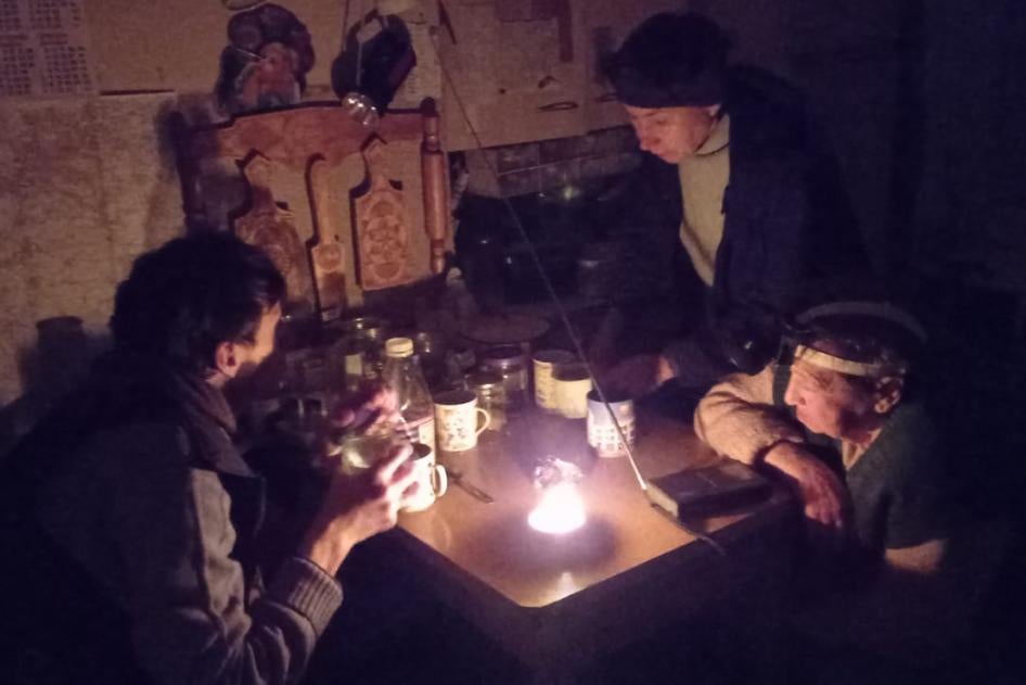 Uma mulher e sua família tentam obter um sinal de rádio de ondas médias