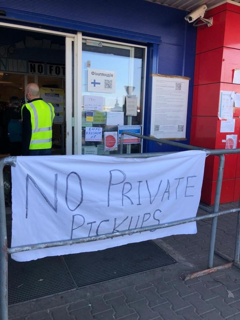 Baner przed punktem recepcyjnym dla uchodźców w budynku Tesco w Przemyślu, którego koordynatorka powiedziała, że oferty prywatnego transportu dla uchodźców zostały zakazane dwa dni wcześniej, 23 marca 2022 r. 