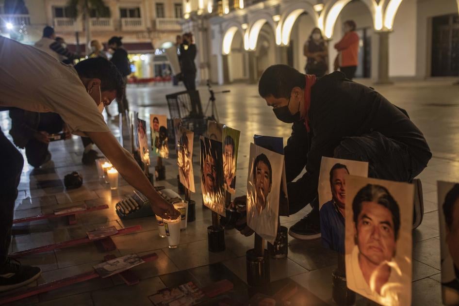 Jornalistas de Veracruz homenageiam seus colegas mortos e exigem o fim da violência contra jornalistas durante uma manifestação nacional, no Zócalo de Veracruz, México, em 25 de janeiro de 2022.