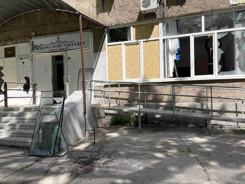 La façade endommagée de l’aile « Services ambulatoires pour femmes » de la Maternité n ° 1 de Kharkiv, dans l’est de l’Ukraine, suite à l’attaque menée le 23 mai 2022 par les forces russes qui ont largué au moins une douzaine de sous-munitions dans le quartier peuplé où se situe cette clinique. Des traces d’impact d'une sous-munition étaient visibles sur le sol, dans cette photo prise le 27 mai 2022.