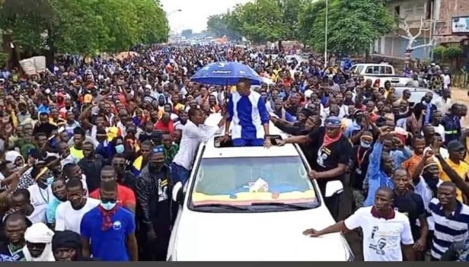 Hundreds of members and supporters of Chadian opposition party The Transformers accompanying party leader, Succès Masra, to court in N’Djamena, Chad’s capital, on September 9, 2022. 