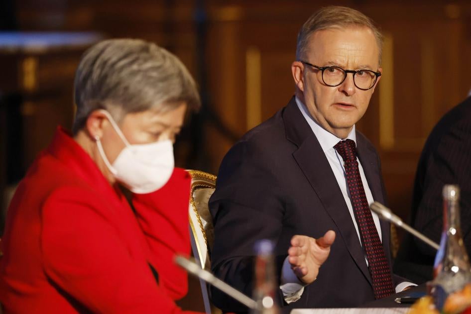 澳大利亚总理阿尔巴尼斯（右）和外交部长黄英贤出席美、日、印、澳四方安全对话（Quad）领导人峰会，东京，2022年5月24日。