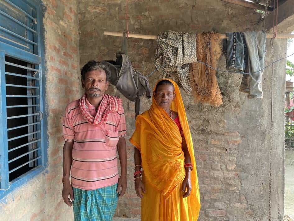 Eltern von Ram Kishun Sahani, einem nepalesischen Wanderarbeiter, der in Katar ums Leben kam. 