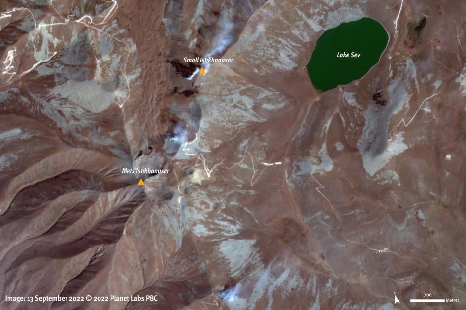 Smoke plumes and burn scars emerging around the Mets Ishkhanasar Mountain, as of September 13 2022, 09:19 am CET  (11:19 am local time) . Satellite image