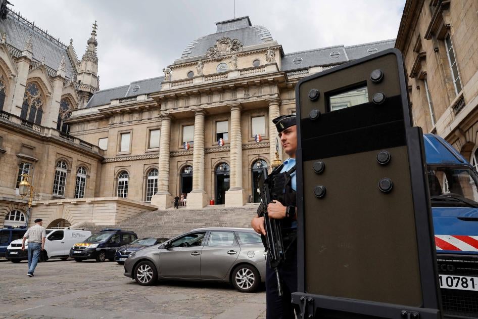 A French gendarme stands guard at Paris' criminal courthouse, August 26, 2022. 